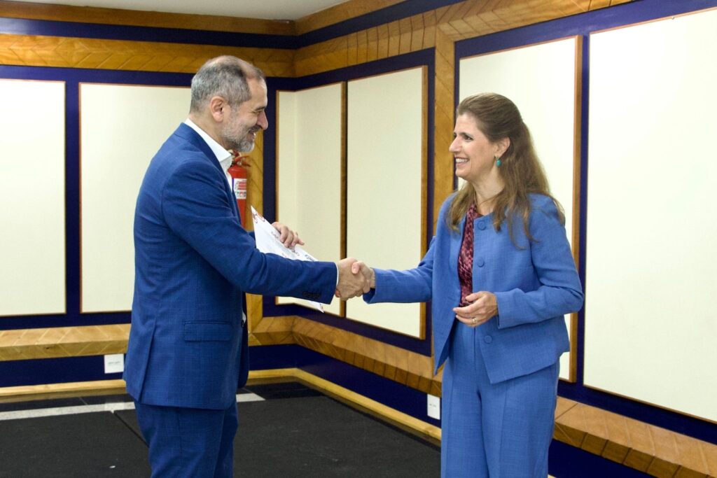 Cerimônia simbólica de entrega das credenciais: Secretária da Seidigi, Ana Estela e Secretário da SES Pará, Ualame Machado. Créditos: SESPA